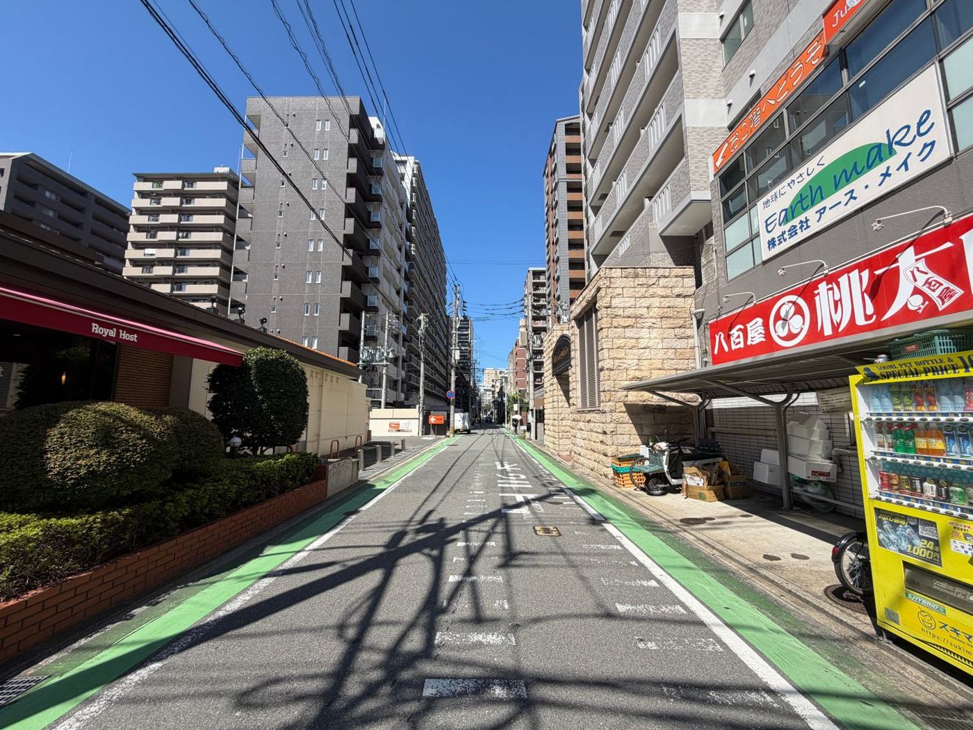 八百屋とロイヤルホストの間の角を右に曲がった先の道。