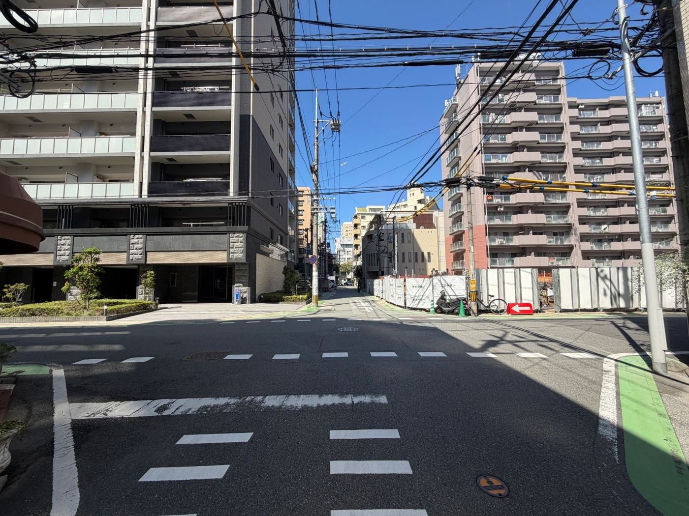 一本目の交差点。まっすぐ直進する。
