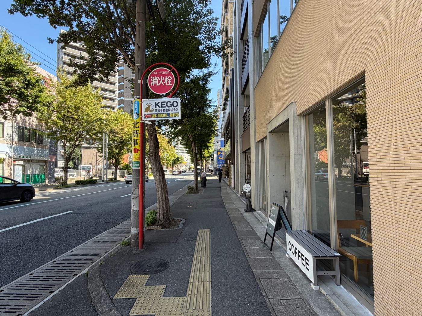 大正通りを右に曲がった先の歩道。右手にカフェがある。