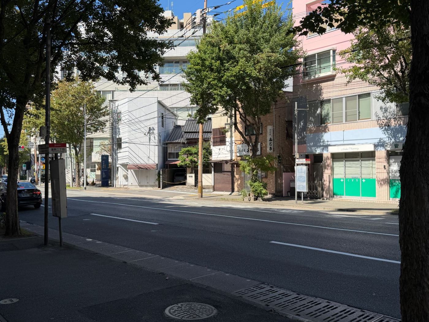 西鉄バス「薬院二丁目」バス停の前。