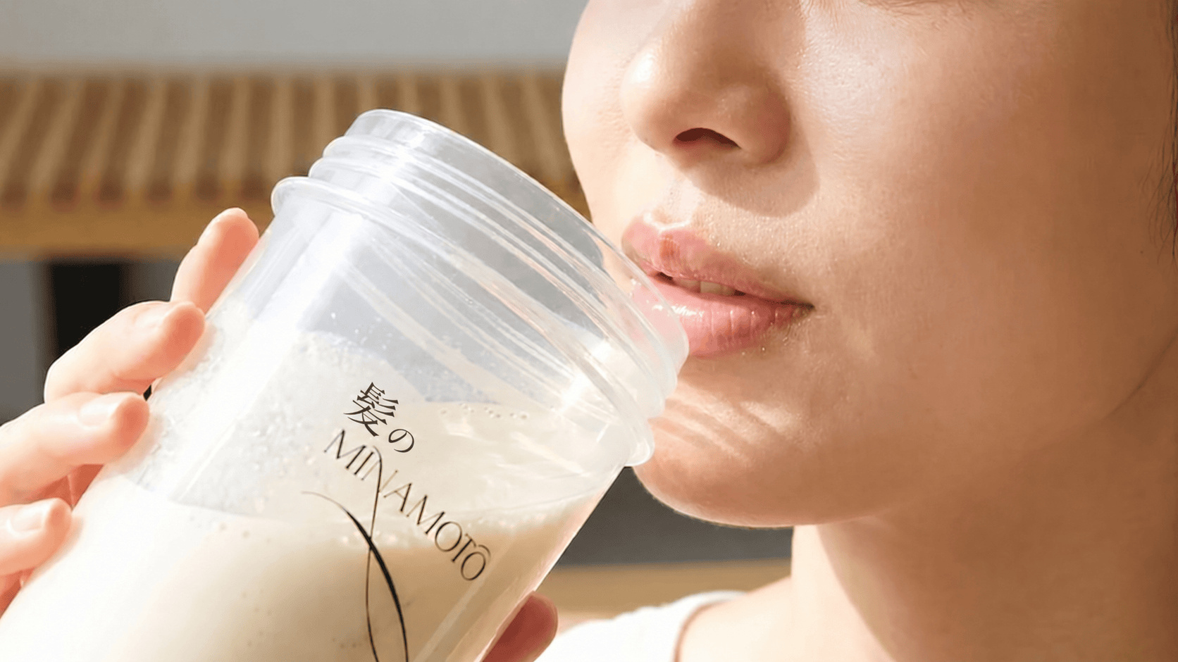 髪のMINAMOTO®を飲む女性