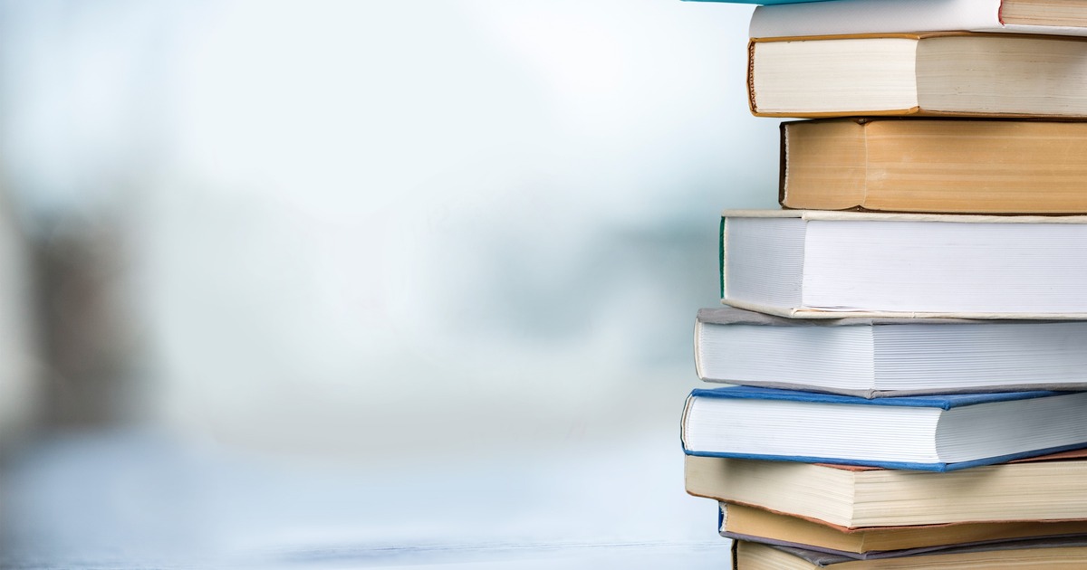 積み重なった本。院長が読んできた書籍のイメージ。